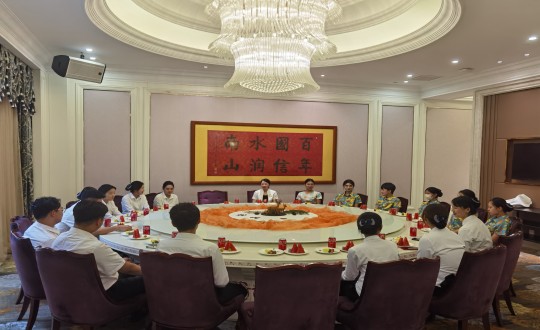 19.旅馆公司召开实习生相同交流座谈会_副本.jpg