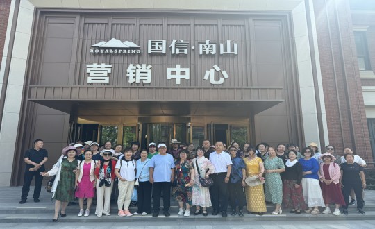 3.经开区运动总会走进腾博会官网·南山温泉城合影留念_副本.jpg