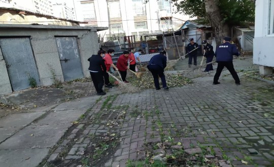 16.物业总公司敦化项目来到无物业沥青站小区举行清扫行动_副本.jpg